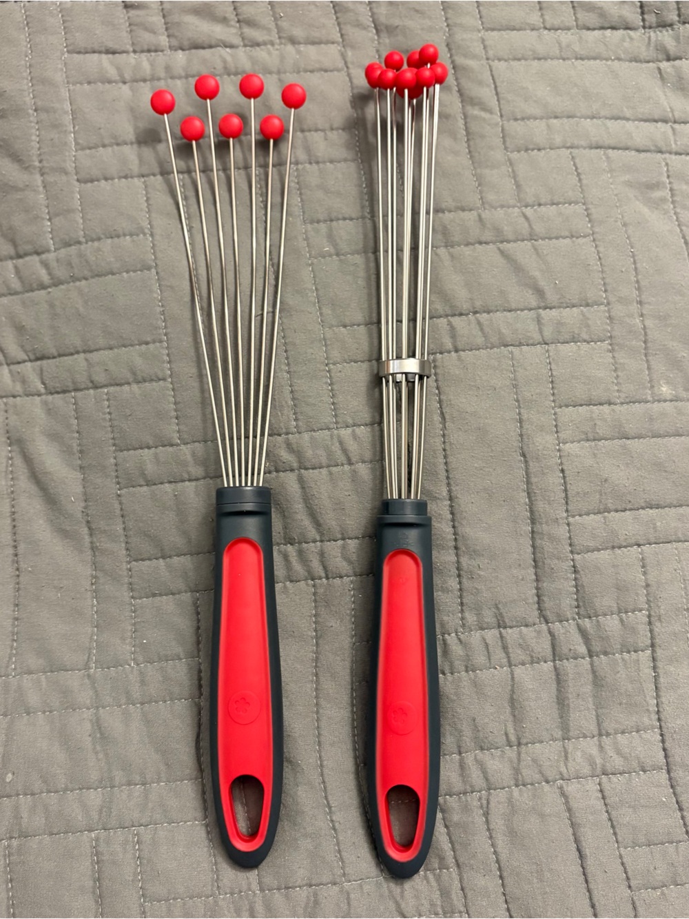 KOCHBLUME Silicone Ball & Plate Whisks Grey Red color 2pc Set